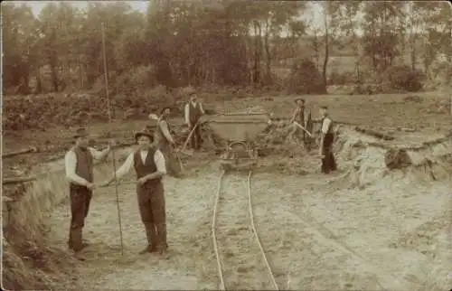 Foto Ak Baustelle, Verlegen der Bahnschienen