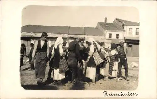 Foto Ak Rumänien, Dorfbewohner, Volkstrachten