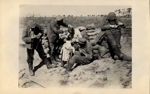 Foto Ak Deutsche Soldaten, Entlausung, 1917