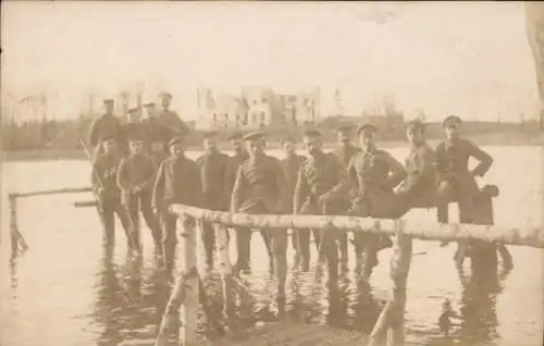 Foto Ak Deutsche Soldaten am Ilsensee, Ruine Schloss Ilsensee, Kriegsschauplatz 1. WK