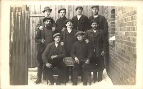 Foto Ak Bzowo Groß Sibsau Westpreußen, Männer, Gruppenbild