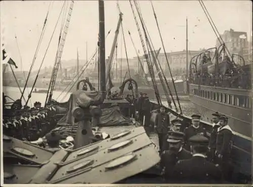 Foto Französisches Kriegsschiff, Marinesoldaten, Hafen, Boulogne sur Mer