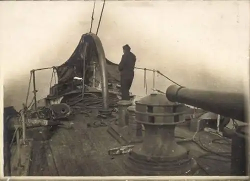 Foto Französisches Kriegsschiff, Marinesoldat, Geschütz