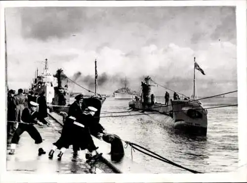 Foto Britisches Kriegsschiff, U-Boot, Marinesoldaten, Hafen