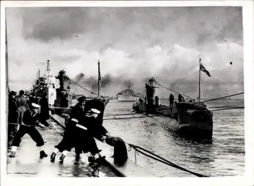Foto Britisches Kriegsschiff, U-Boot, Marinesoldaten, Hafen