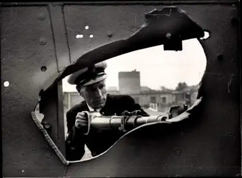 Foto Britisches Kriegsschiff, HMS Phoenix, Marinesoldat