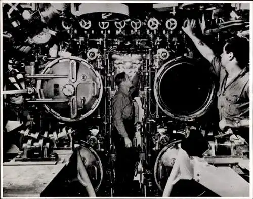 Foto Amerikanisches Kriegsschiff, U-Boot, Innenansicht, Marinesoldaten
