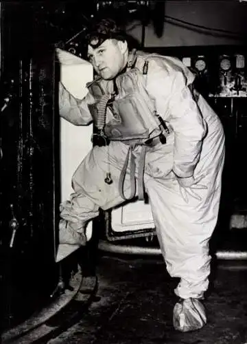 Foto Britisches Kriegsschiff, U-Boot, Marinesoldat, Schutzanzug