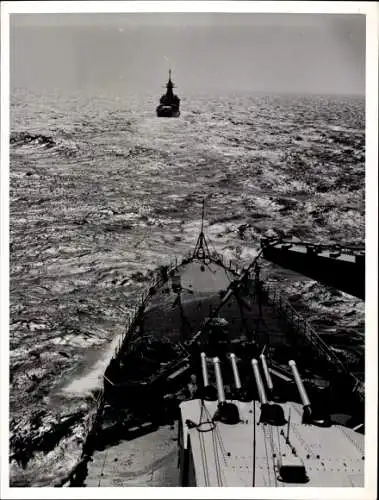 Foto Kriegsschiffe auf offenem Meer