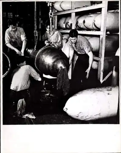 Foto Amerikanisches Kriegsschiff, U-Boot, Marinesoldaten, Torpedo