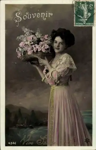 Ak Glückwunsch Neujahr, Frau mit Blumenkorb