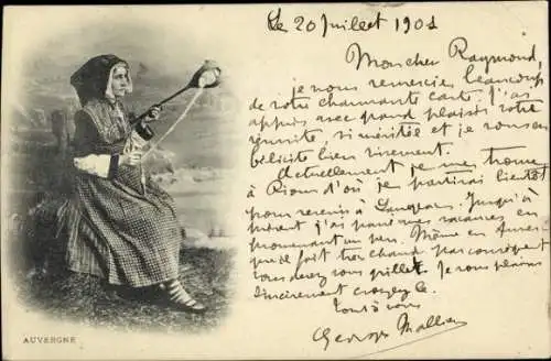 Ak Auvergne, Tracht, Frau mit Spindel
