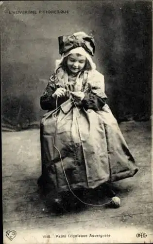 Ak Kleines Mädchen aus der Auvergne in Tracht