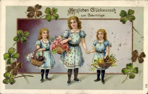 Präge Ak Glückwunsch zum Geburtstag, drei Mädchen in blauen Kleidern mit Blumenkörben, Klee