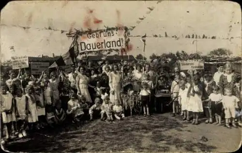 Foto Ak Gruppe mit Plakat Gebt uns Dauerland, Schrebersinn, Festgesellschaft, Kinder