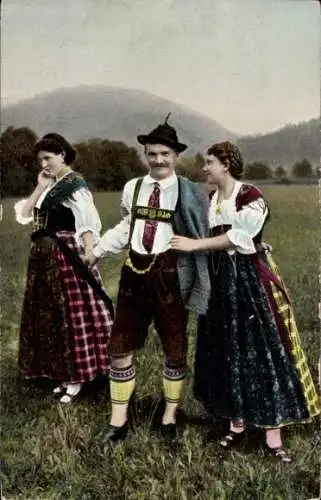 Ak Mann mit zwei Frauen in Tracht