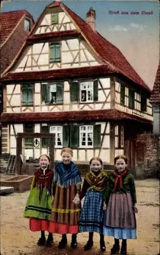 Ak Mädchen in Elsässer Tracht, Fachwerkhaus, Brunnen