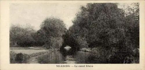 Ak Silkeborg Dänemark,  Le canal Kluve, ruhige Wasserlandschaft, Bäume, Brücke