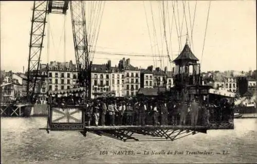 Ak Nantes Loire Atlantique, Nacelle du Pont Transbordeur, Hafenansicht, viele Menschen,  Szenen