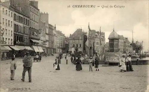Ak Cherbourg en Cotentin Manche, Café, Hafen, alte Gebäude, Menschen auf der Straße