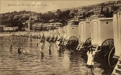 Ak Ventnor Isle of Wight England, Bathers at Ventnor, viele Personen im Wasser, Strandhütten, Küs