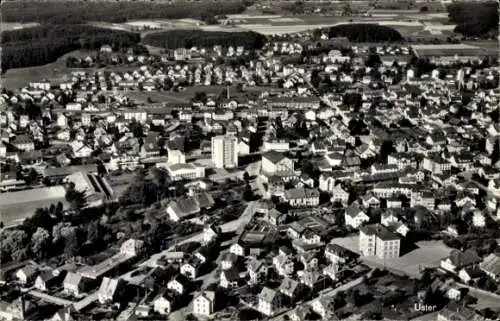 Ak Uster Kanton Zürich, Luftaufnahme von  viele Wohnhäuser, ländliche Landschaft