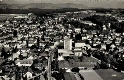 Ak Uster Kanton Zürich, Luftaufnahme von  viele Häuser, zentraler Platz, Landschafte im Hintergru