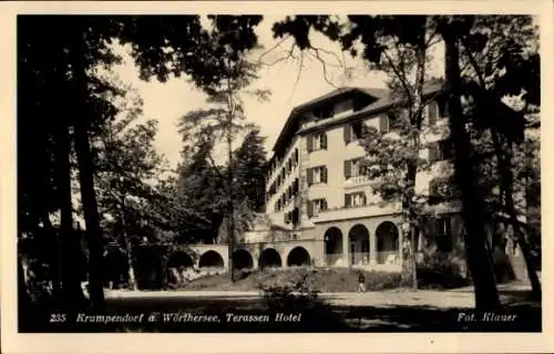 Ak Krumpendorf am Wörthersee Kärnten, Terassen Hotel, Schwarz-Weiß-Fotografie, Bäume, Gebäude