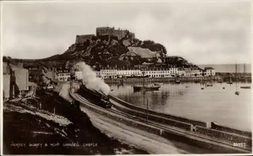 Ak Gorey Kanalinsel Jersey, Mont Orgueil Castle, Blick auf Gorey, Mont Orgueil Castle, Dampflok, 