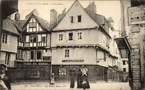 Ak Vannes Morbihan, Platz Henri IV, Gebäude im Fachwerkstil, Geschäfte, Menschen