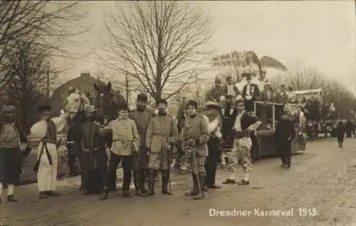 Ak Dresden Altstadt, Karneval 1913, Menschen, Pferde, Festwagen,  Kleidung