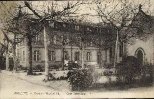 Ak Moulins Allier, Noviciat Gebäude, Innenhof, schattige Bäume, altmodische Architektur