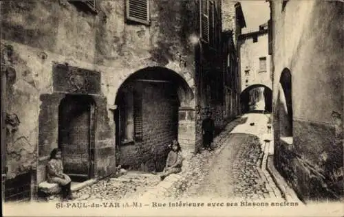Ak Saint Paul du Var Alpes Maritimes, Rue interieure avec ses Blasons anciens