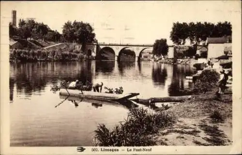 Ak Limoges Haute Vienne, Le Pont-Neuf, Flussansicht, Boot mit Menschen, Brücke im Hintergrund
