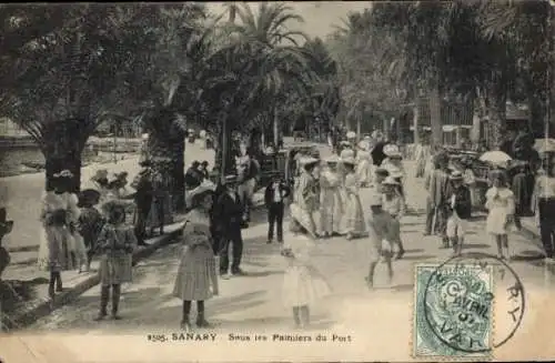 Ak Sanary sur Mer Var,  Unter den Palmen am Hafen, viele Menschen, hübsche Hüte