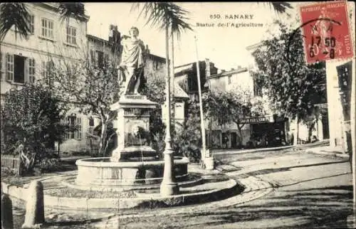 Ak Sanary sur Mer Var, Brunnen mit Statue, Text auf Französisch, Bäume und Gebäude im Hintergrund