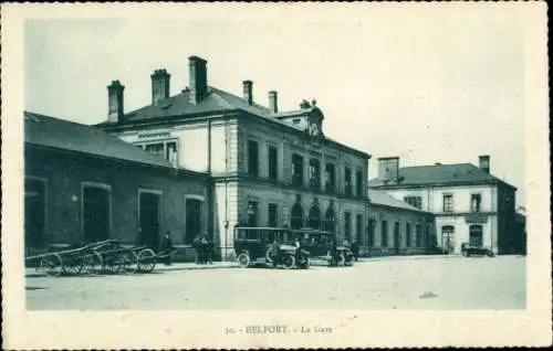 Ak Belfort Beffert Beffort Territoire de Belfort, Bahnhof Gebäude, Autos, Kutschen, Personen