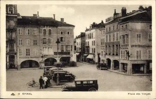 Ak Épinal Lothringen Vosges, Historische Gebäude, Platz des Vosges, Autos, Fahrradfahrer
