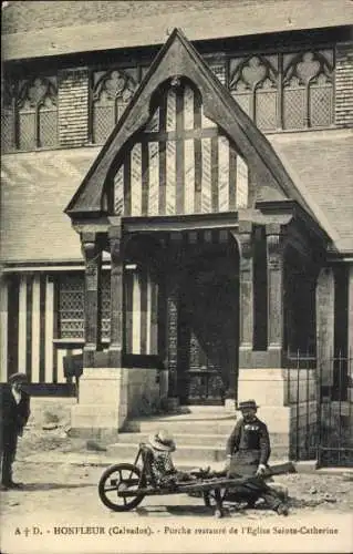 Ak Honfleur Calvados, Porche restauré de l'Eglise Sainte-Catherine,  Architektur, zwei Personen