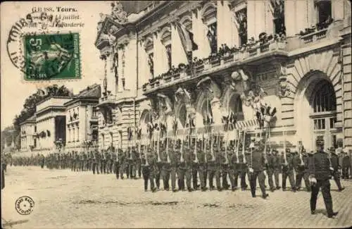 Ak Tours Indre et Loire, Parade, Soldaten, Fahnen,  Architektur