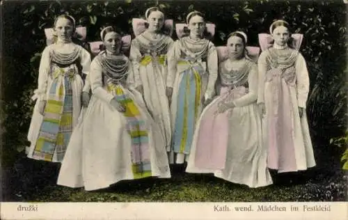 Ak Katholische wendisch Mädchen im Festkleid