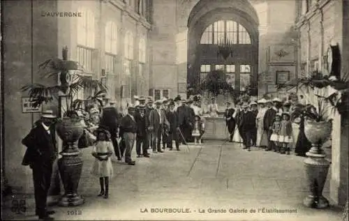 Ak La Bourboule Puy-de-Dôme, L'AUVERGNE, La Bourboule - Galerie mit Menschen, Pflanzen,  Atmosphä