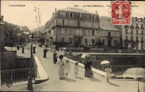 Ak La Bourboule Puy-de-Dôme, Historische Villa, Fußgänger mit Regenschirmen, Uferstraße