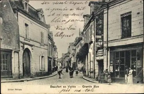 Ak Beaufort en Vallée Beaufort en Anjou Maine et Loire, Straße, Personen,  Gebäude, ländliche Atm