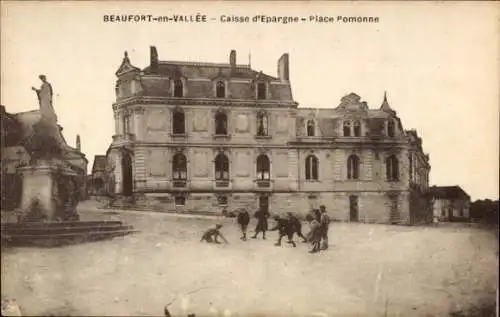 Ak Beaufort en Vallée Beaufort en Anjou Maine et Loire, Caisse d'Epargne, Place Pomonne, Denkmal