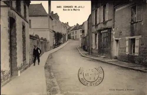 Ak Combrée Haut Anjou Maine et Loire, Straße mit Häusern, Mann in schwarzer Kleidung, urbanes Bil