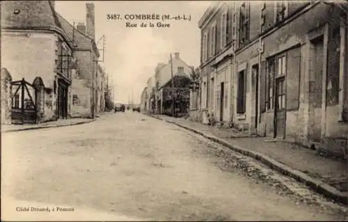 Ak Combrée Haut Anjou Maine et Loire, Straßenansicht, Rue de la Gare,  Architektur, verregneter T