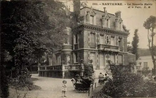 Ak Nanterre Hauts de Seine, Neue Stadtverwaltung, Park, Kind mit Kinderwagen