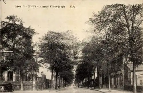 Ak Vanves Hauts de Seine, Avenue Victor-Hugo, Bäume, Straßenansicht, 