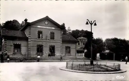 Ak Vaucresson Hauts de Seine, Bahnhof   Architektur, Radfahrer, Menschen